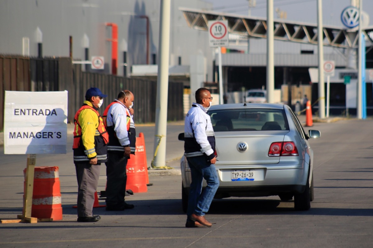 Trabajadores de la planta armadora Volkswagen. (Andrés Lobato)