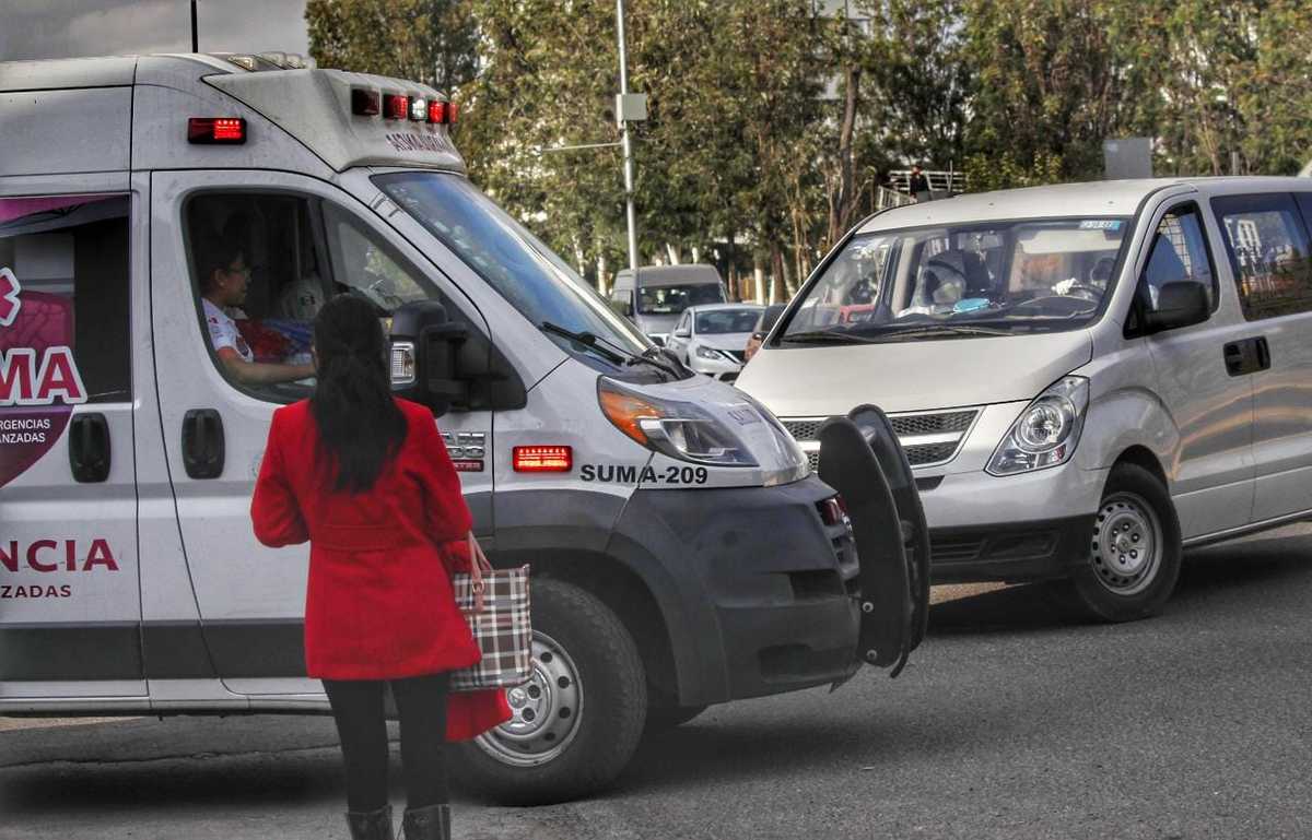 Una ambulancia y una funeraria se encuentra a la entrada del Hospital General de Cholula. (Melanie Torres)