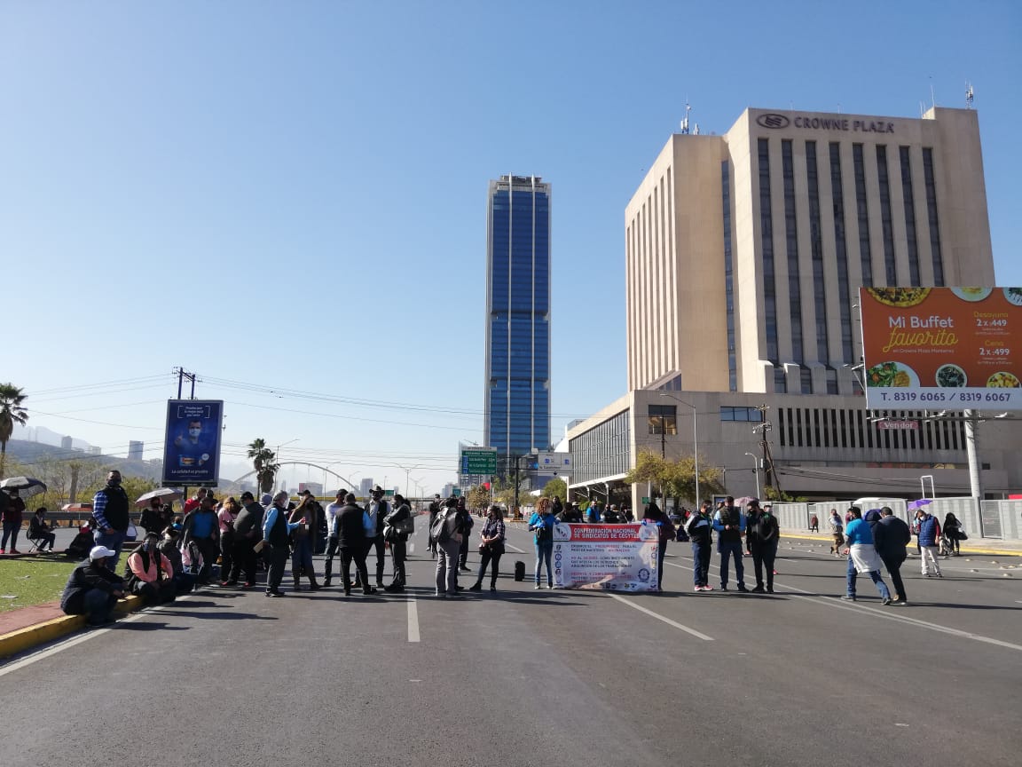 El bloqueo de estas avenidas duró alrededor de tres horas y la presencia de los maestros inicio alrededor de las 10:00. Foto: Especial