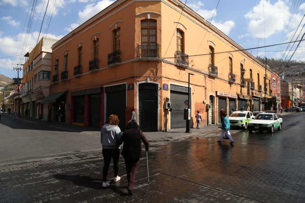 Calles del centro histórico de Pachuca lucen con locales cerrados y un mínimo de ambulantaje. (Jorge Sánchez)