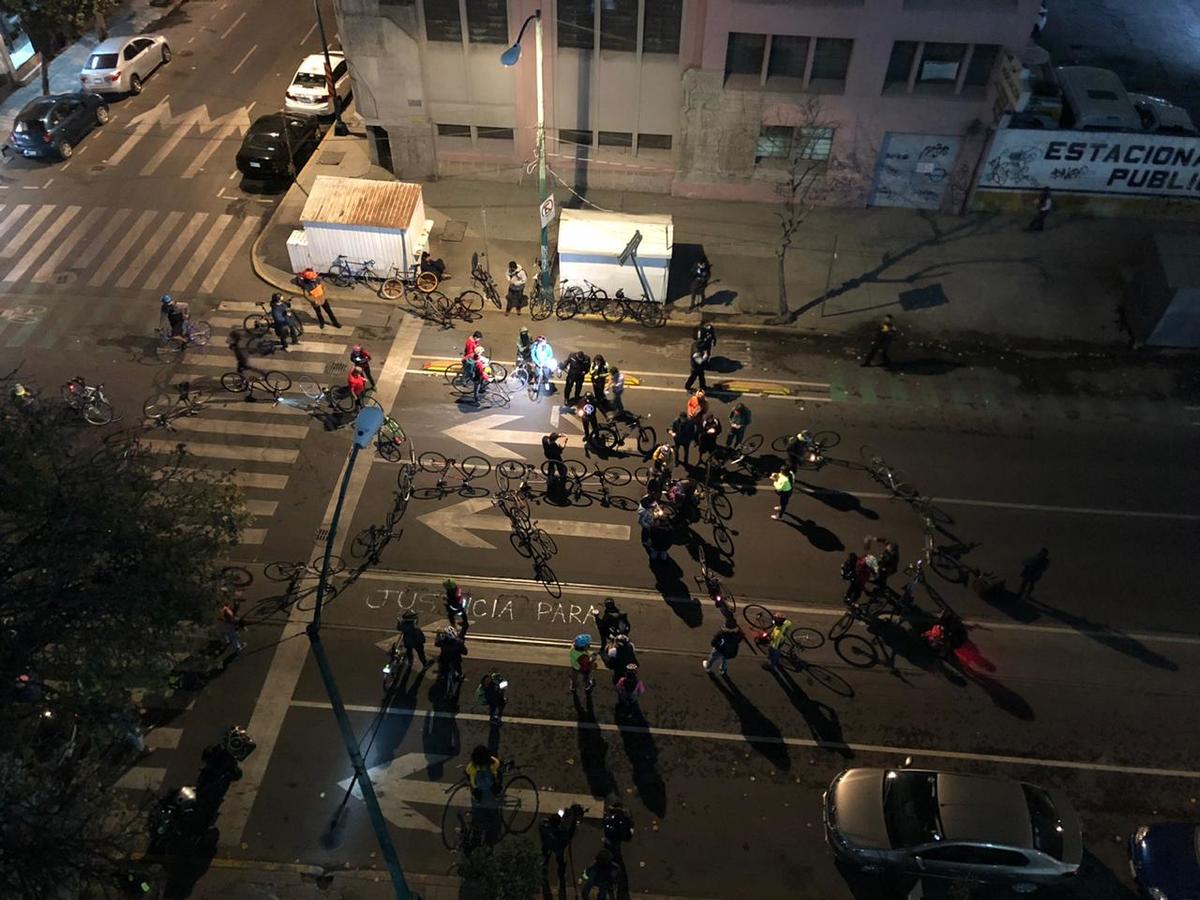 Los ciclistas cerraron la circulación frente a las oficinas de Milenio. (César García)
