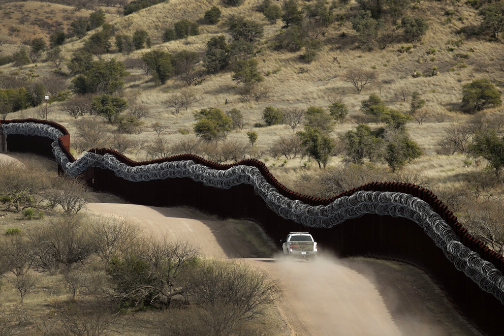 El muro entre Estados Unidos y México. (AP / Archivo)
