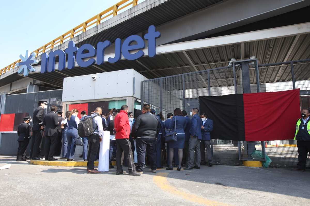 Empleados de Interjet colocan pancartas de huelga en el AICM | Foto: Juan Carlos Bautista)