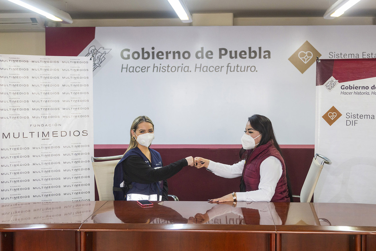 Gabriela Palacios y Cindy Jiménez durante la entrega simbólica de 50 mil sueros electrolitos orales. (Andrés Lobato)