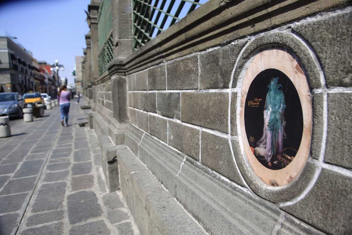 Imágenes que fueron colocadas en las fachada de la Catedral de Puebla. (Andrés Lobato)