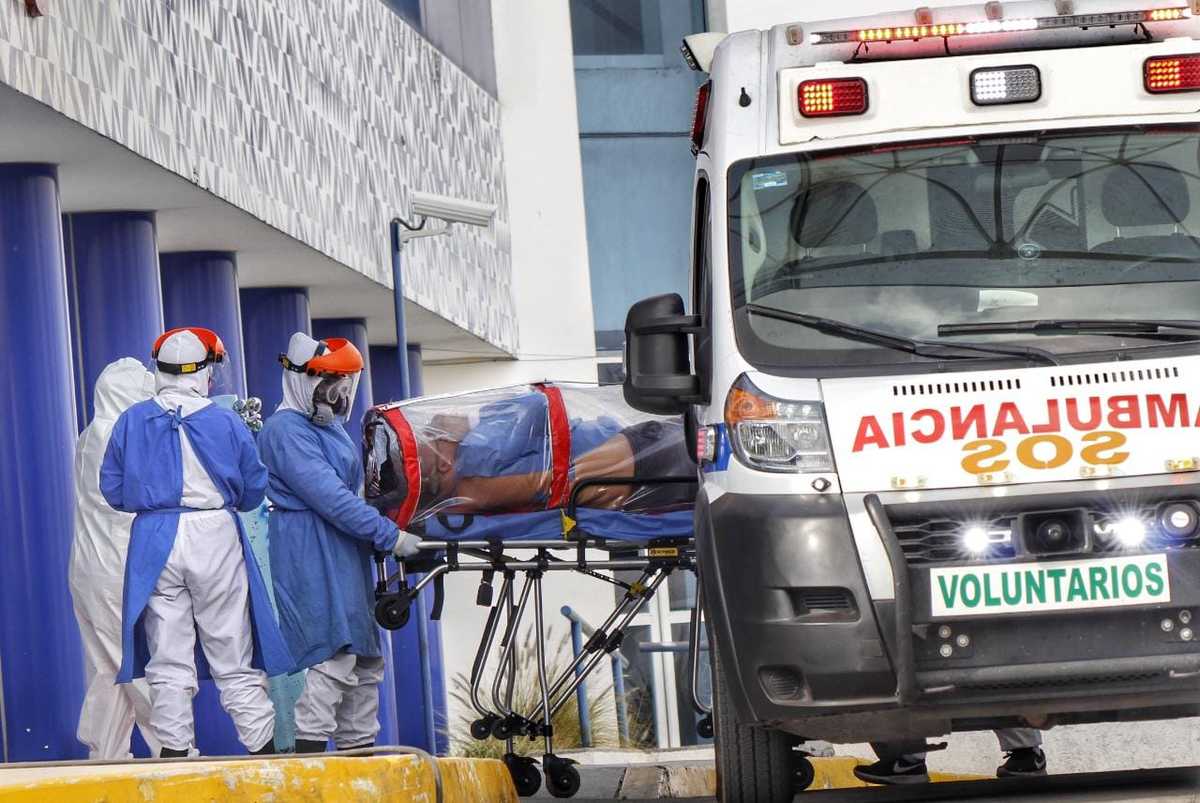 Ingreso de un paciente con Covid-19 en el hospital general de Cholula. (Melanie Torres)
