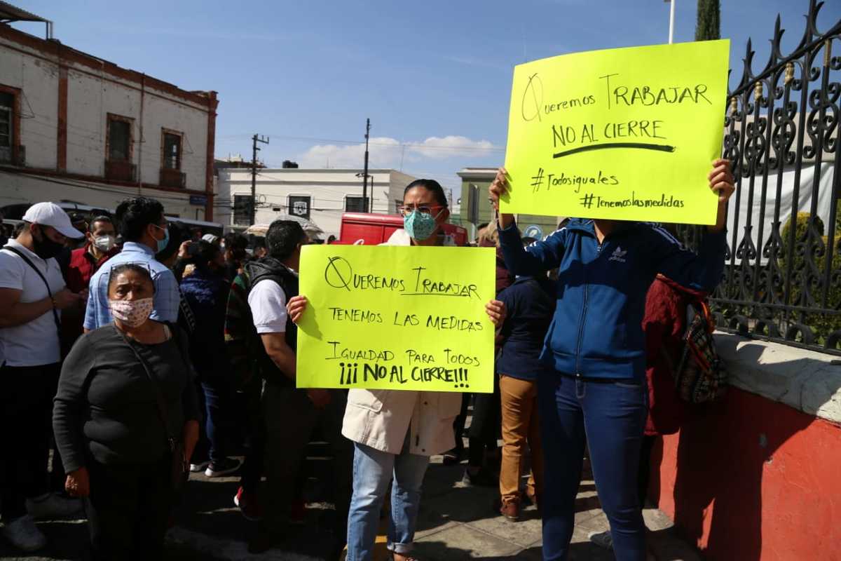 Protesta afuera de la Presidencia Municipal por cierre de comercios en Pachuca. (Jorge Sánchez)