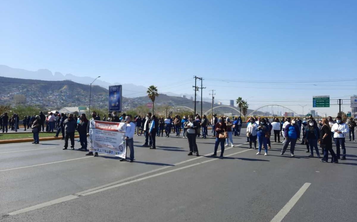 Protestan de nuevo maestros del Cecyte por adeudo de aguinaldo; bloquean Constitución