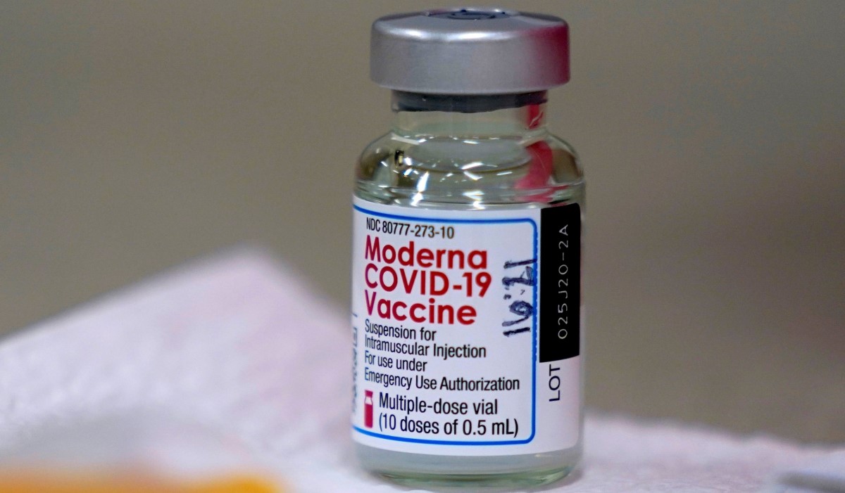 Reino Unido aprueba vacuna de Moderna. | AP
