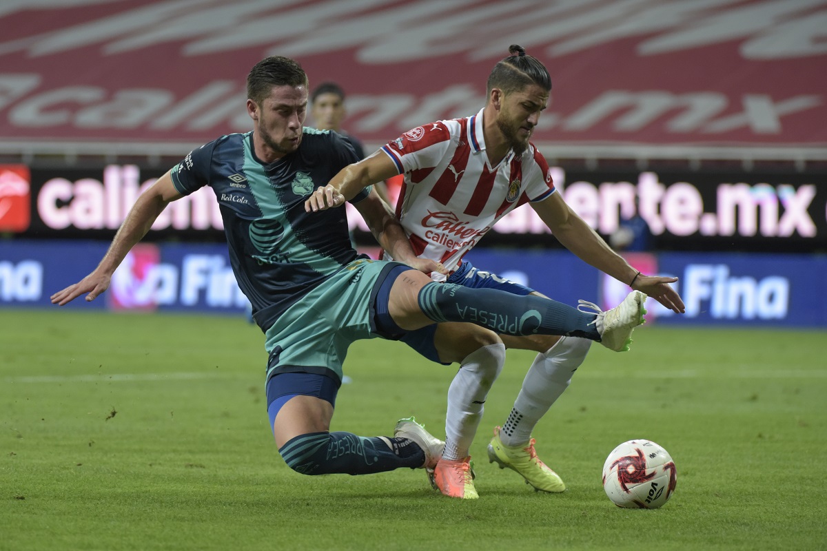 Santiago Ormeño e Hiram Mier durante el Guardianes 2020 (Imago7)