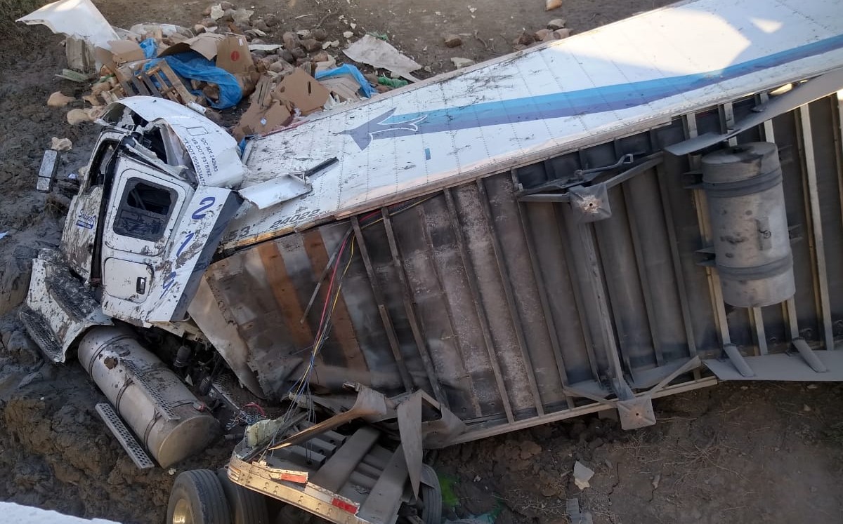 Trailer se vuelca en la carretera Victoria-Matamoros. (Antonio Hernández)