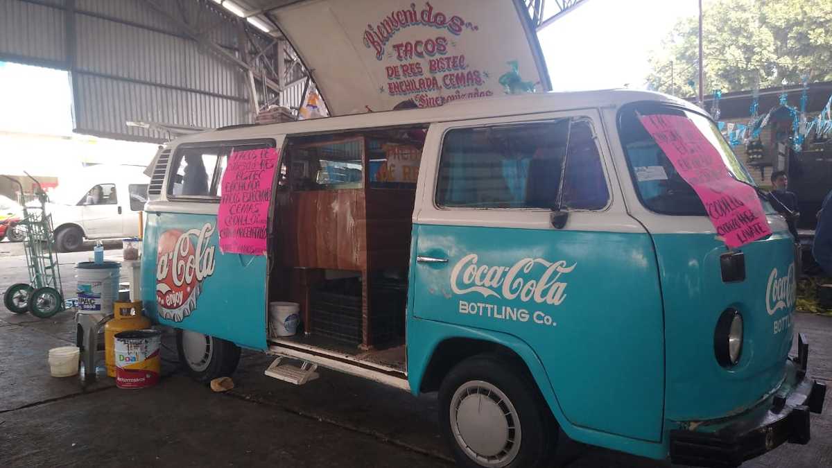 Vendedores han optado por acercar sus servicios a los consumidores a través de sus vehículos. (Apolonia Amayo)