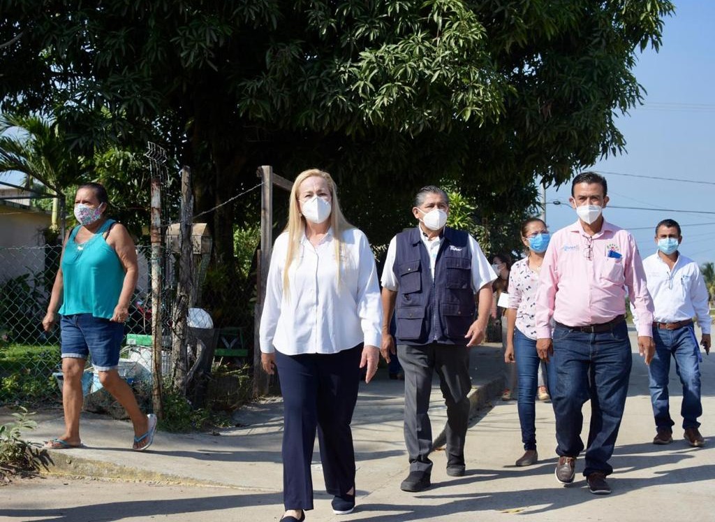 Alma Laura Amparán refuerza descacharrización y fumigación. (Cortesía)