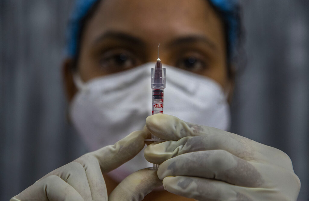 Cada vez más trabajadores de salud han sido vacunados / AP