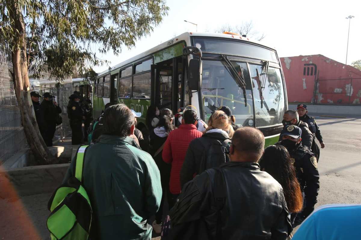 Los camiones de la Red de Transporte de Pasajeros asistirán a los capitalinos que quedaron varados en el Metro de la CdMx. (Juan Carlos Bautista)