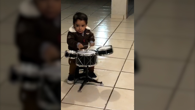Elías, el niño rockstar que domina la batería con sólo dos años