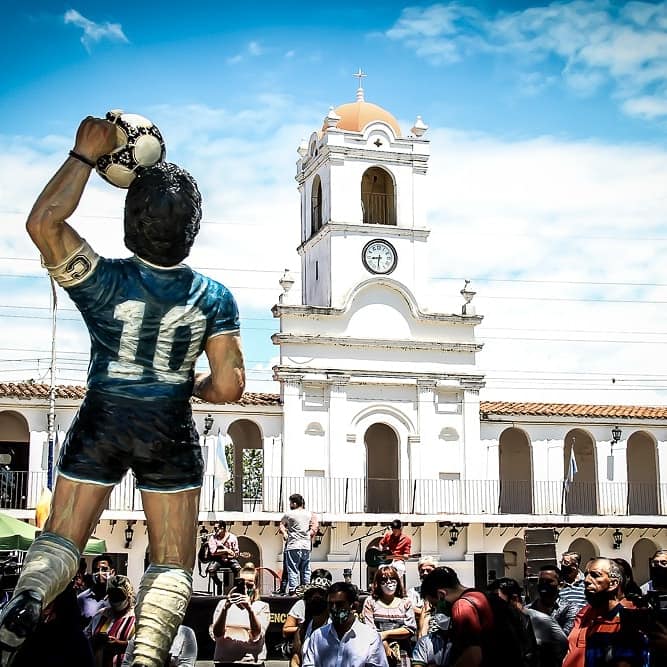 Estatua en honor a Diego Maradona (Facebook: Municipalidad de Famaillá)