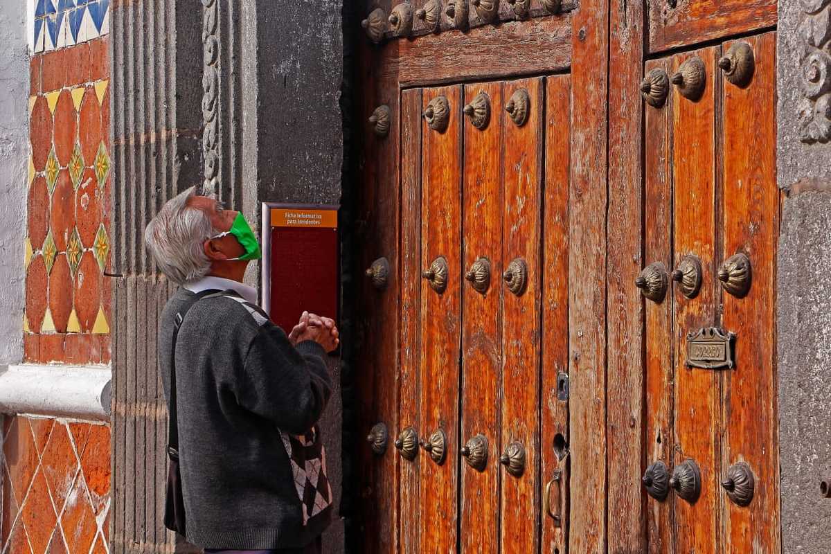 Un hombre reza al exterior del templo de "La Villita". (Melanie Torres)