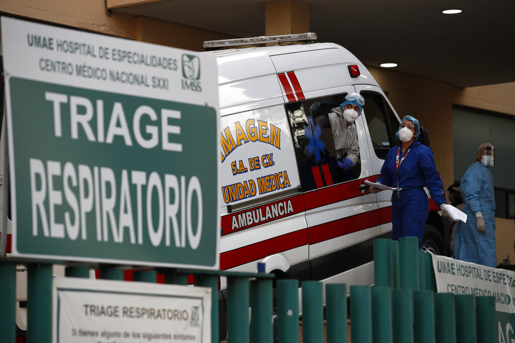 Los hospitales del IMSS en la Ciudad de México presentan una alta saturación hospitalaria. (AP)