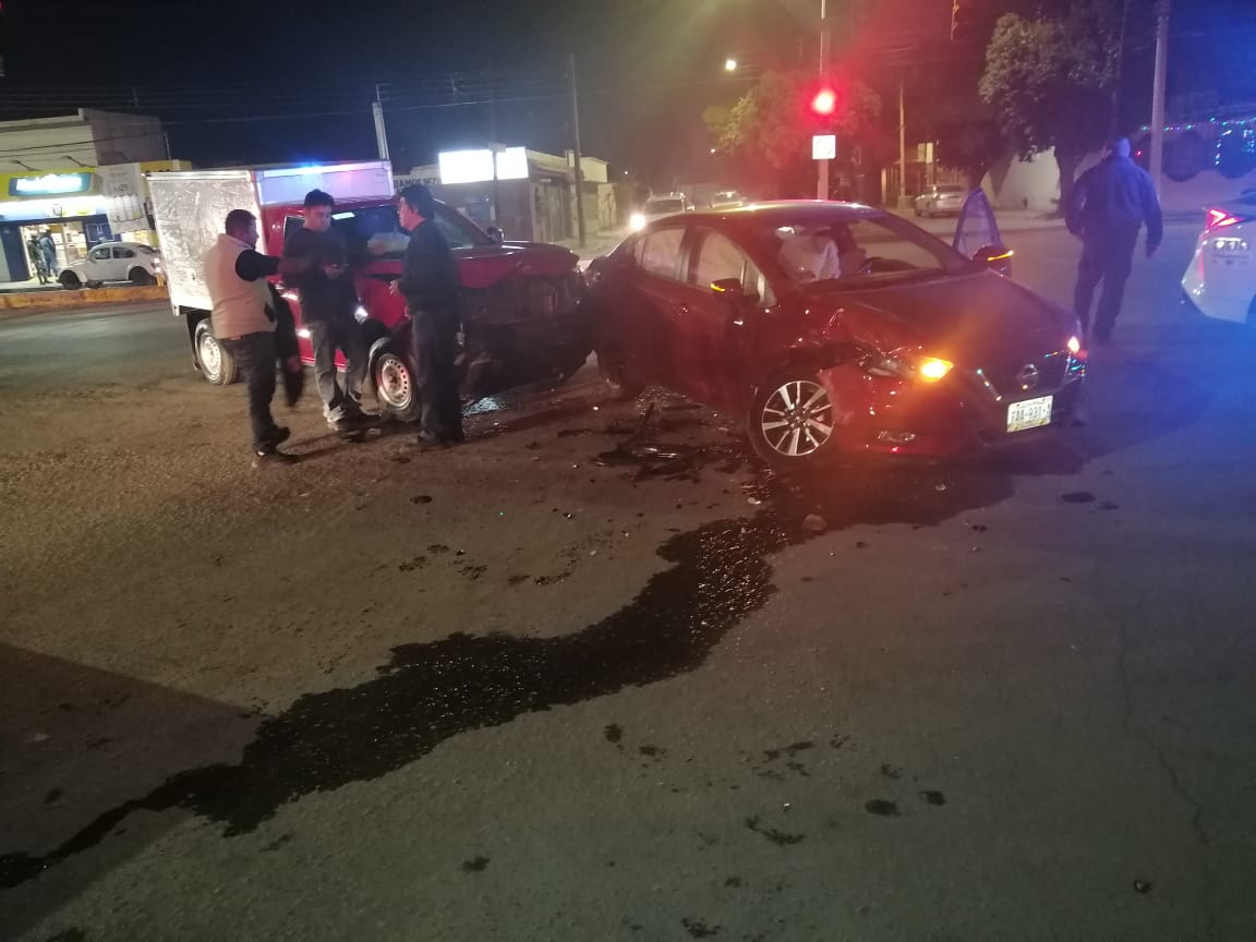 La mujer se pasó el semáforo en rojo. (Especial)