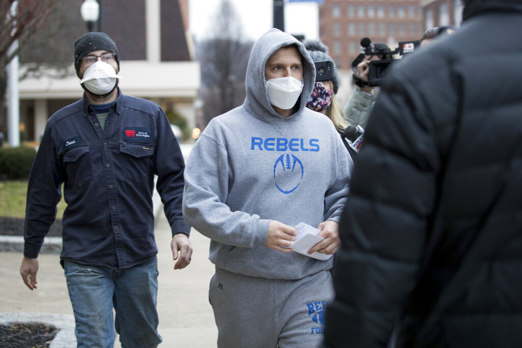 El ahora ex legislador local Derrick Evans durante su detención tras participar en la toma del Capitolio. (AP)