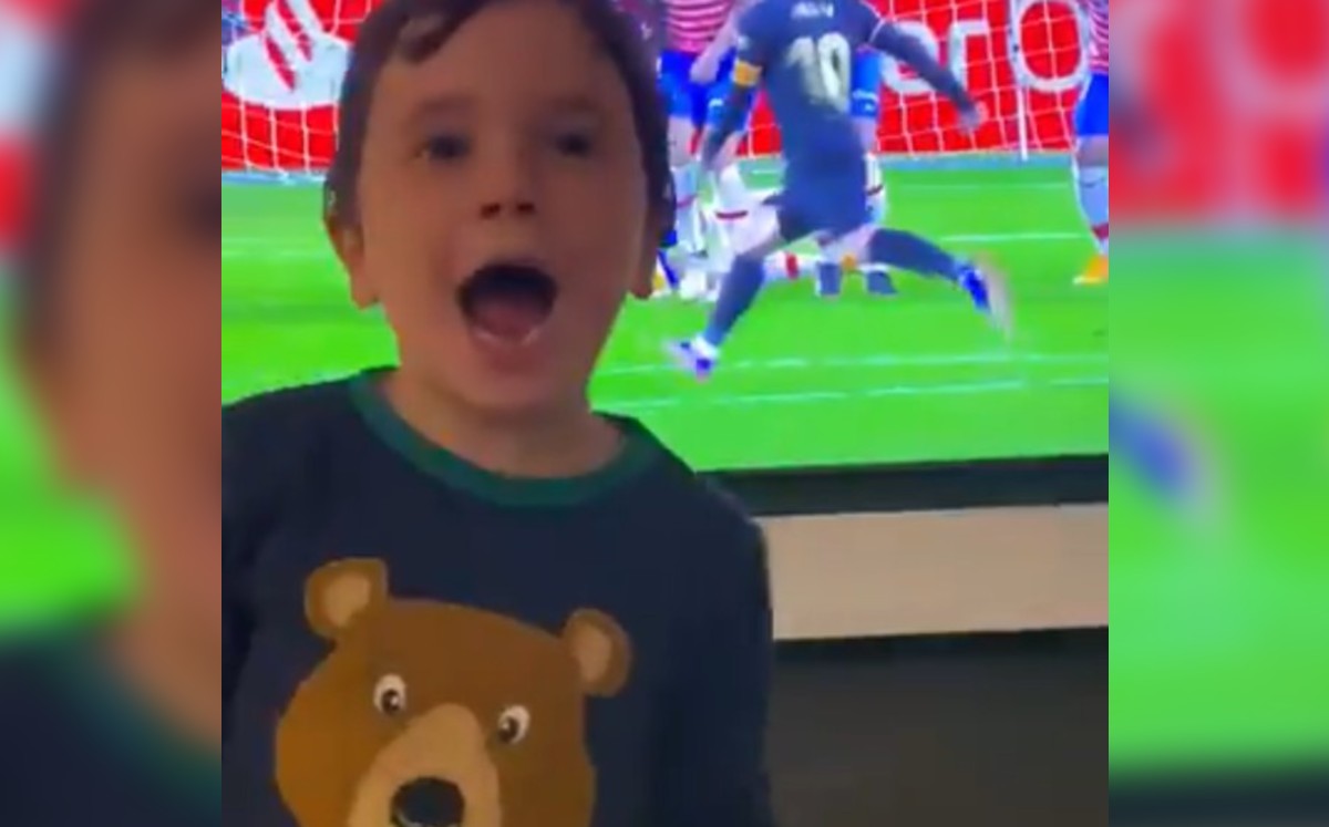 Mateo Messi celebra gol de Lionel con Barcelona (Especial)