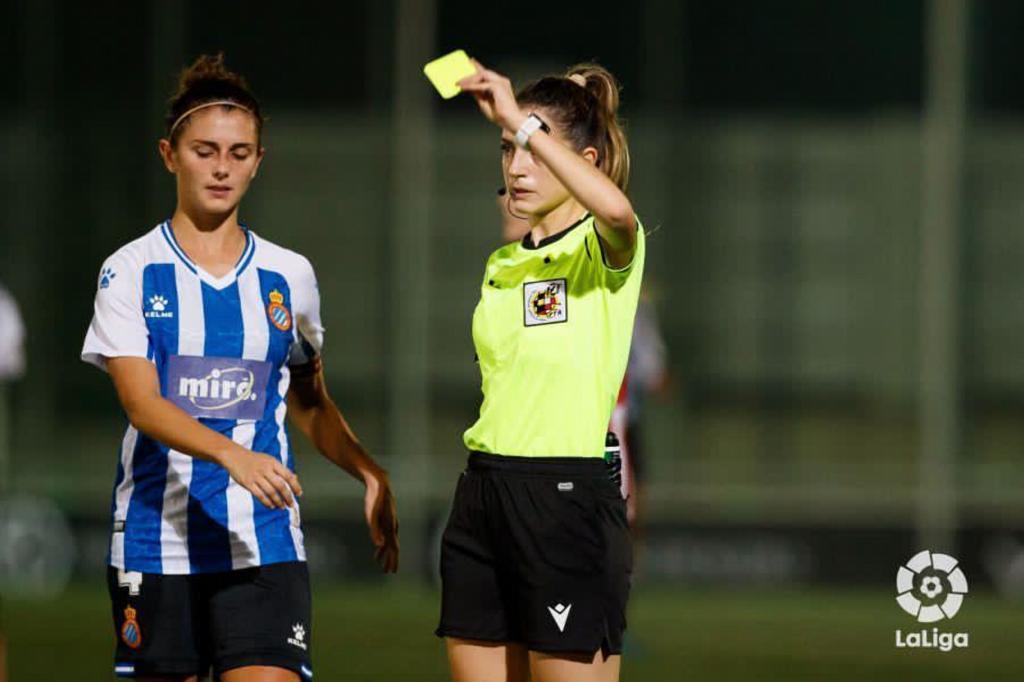 Alicia Espinosa Ríos, la árbitra de la Liga Iberdrola e ingeniera aeroespacial (La Liga)
