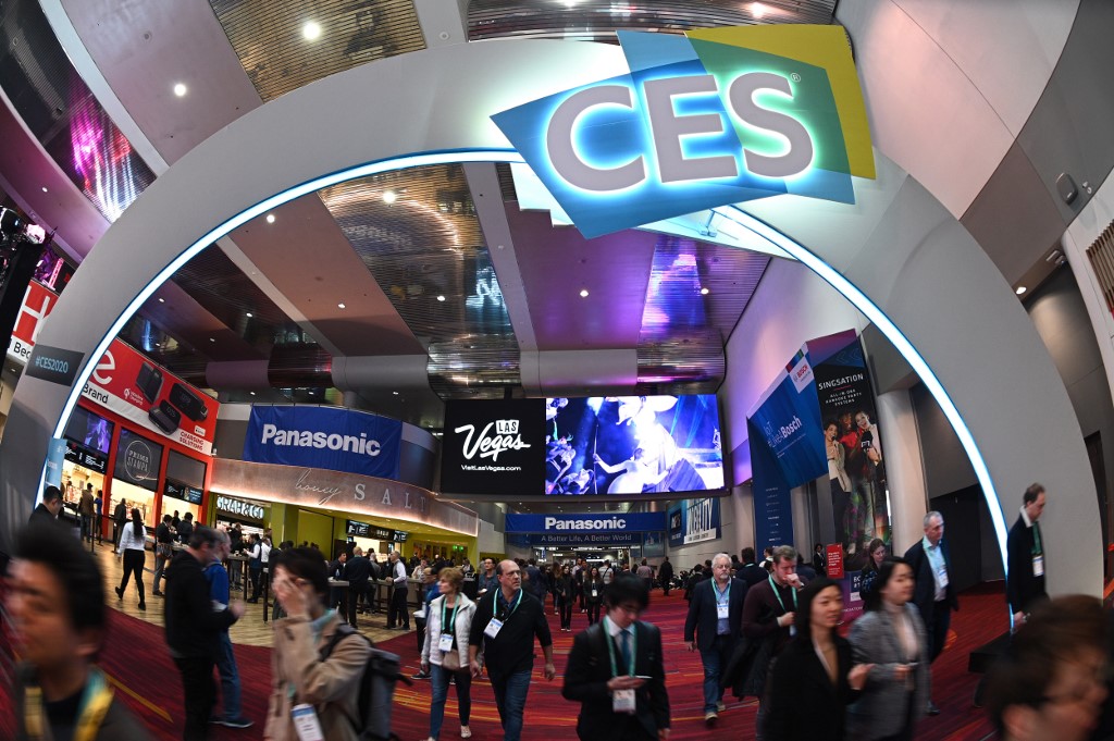 Asistentes caminan por el Centro de Convenciones de Las Vegas en la edición 2020 del CES en Las Vegas, Nevada. (AFP)