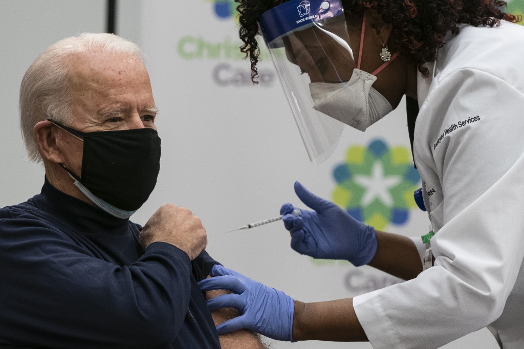 Biden recibió la primera dosis de la vacuna contra covid-19 el pasado 21 de diciembre. (AFP)