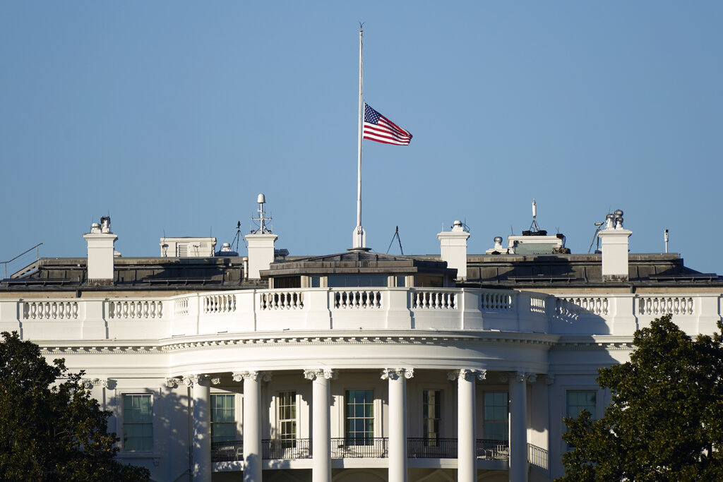 La Casa Blanca este domingo en que se ordenó bajar las banderas a media asta. (AP)