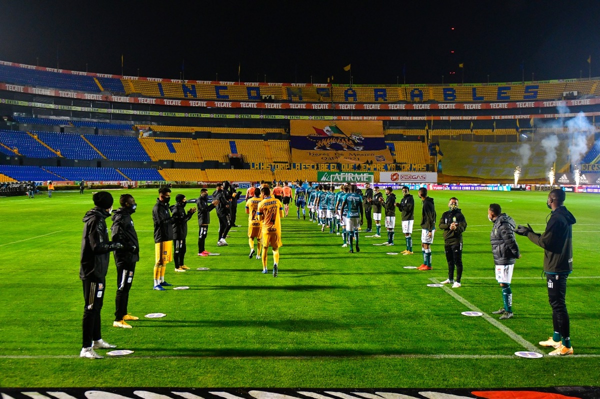 Doble pasillo en el Tigres vs León (Imago 7)