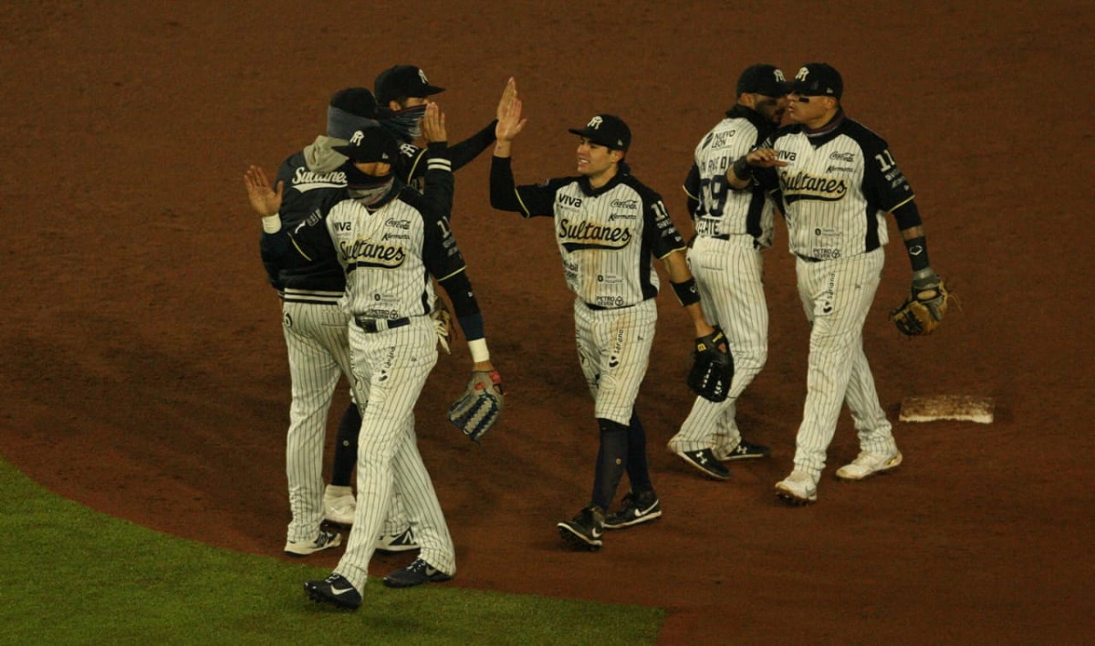 Jugadores de Sultanes de Monterrey (Roberto Alanís)