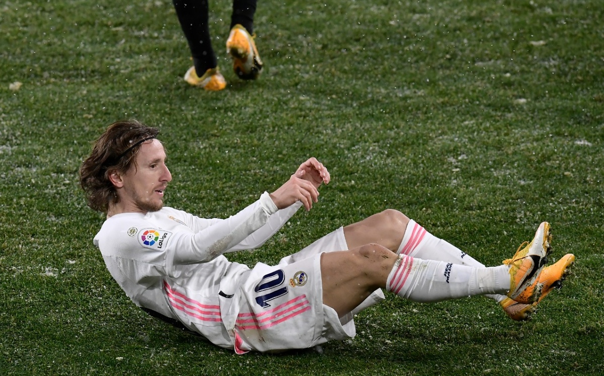 Luka Modric durante nevada en Pamplona (AP)