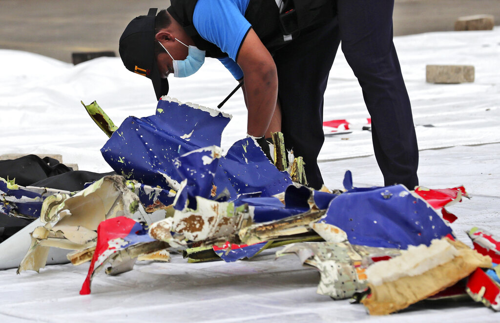 La situación se registró ayer, minutos después de que el avión saliera de la capital de Indonesia. | AP