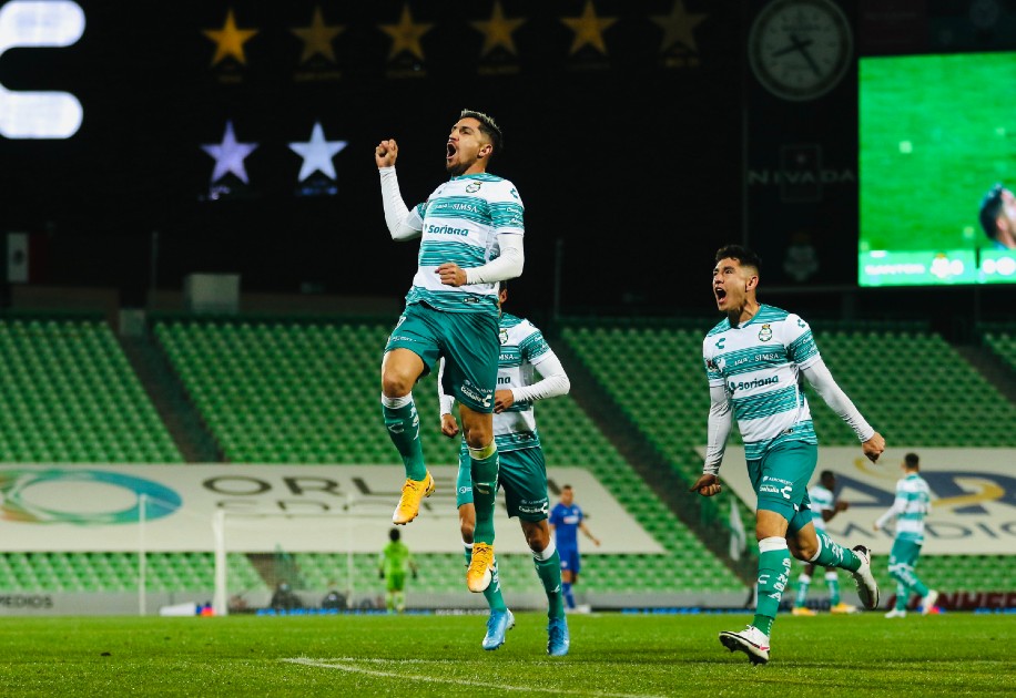 Con solitaria anotación del chileno Diego Valdés, Santos consiguió sus primeros tres puntos. (@ClubSantos)