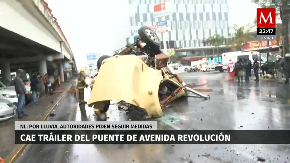 Tráiler cae de puente en avenida Revolución, en Monterrey