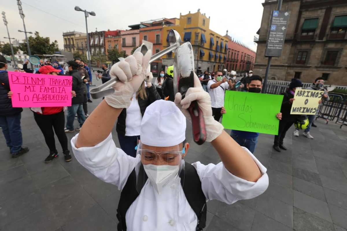 Cacerolazo de trabajadores de restaurantes. (Javier Ríos)
