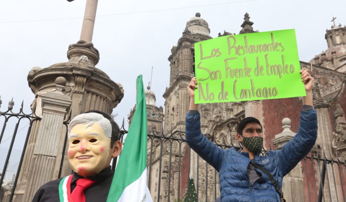 Cacerolazo de trabajadores de restaurantes en Plaza Seminario, en CdMx. Foto: Javier Ríos