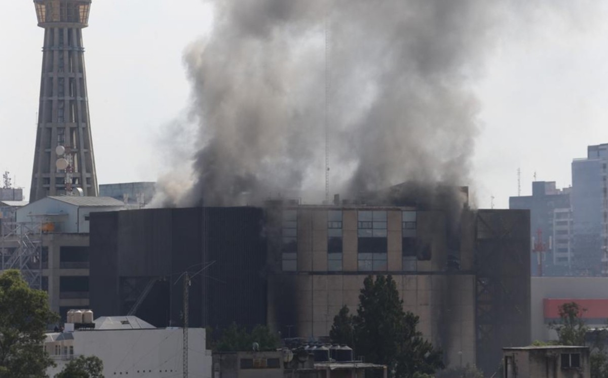 CFE inicia reparación de instalaciones de oficinas del Metro de CdMx tras incendio