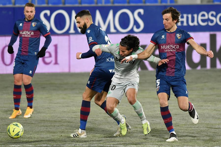 Diego Lainez ante el Huesca (EFE)