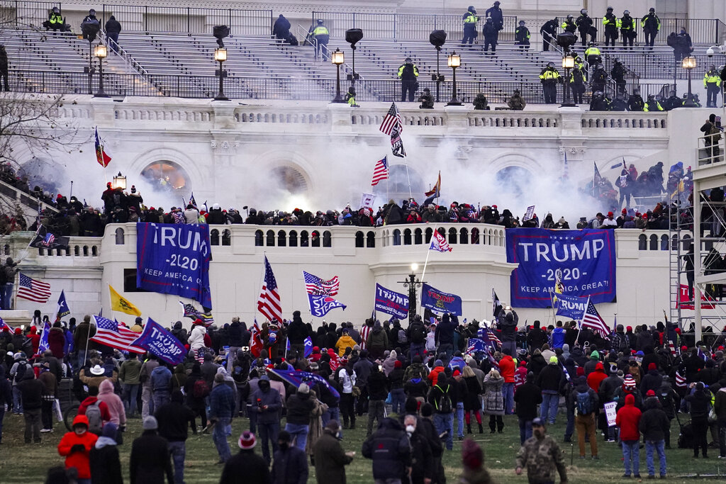 Los manifestantes de Donald Trump tomando las instalaciones del Capitolio el pasado 6 de enero. (AP)