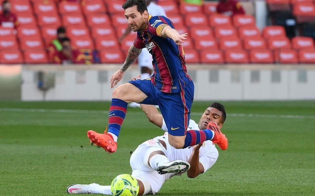 Messi y Casemiro durante el clásico español (EFE)