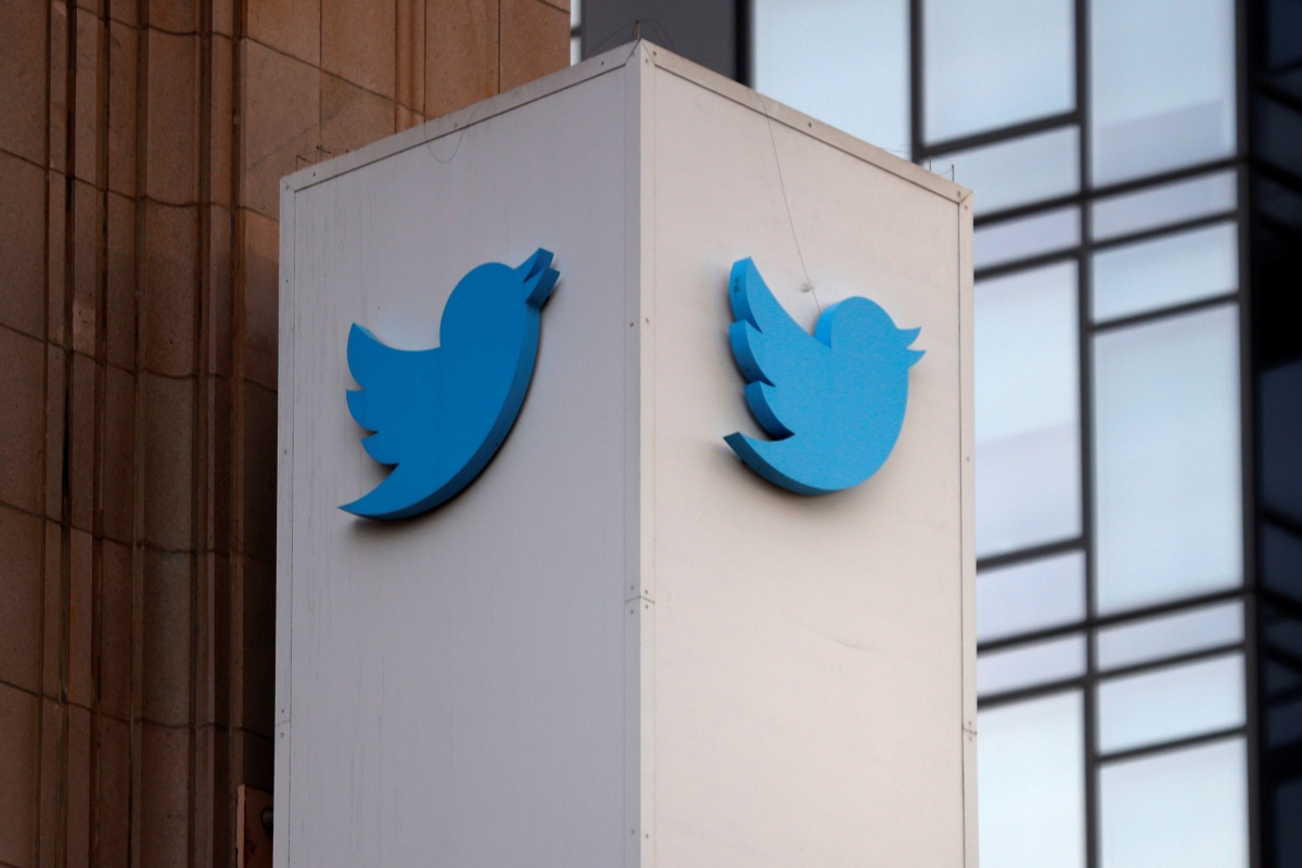 Twitter ha emprendido acciones para eliminar las cuentas vinculadas con la teoría QAnon. (Reuters)