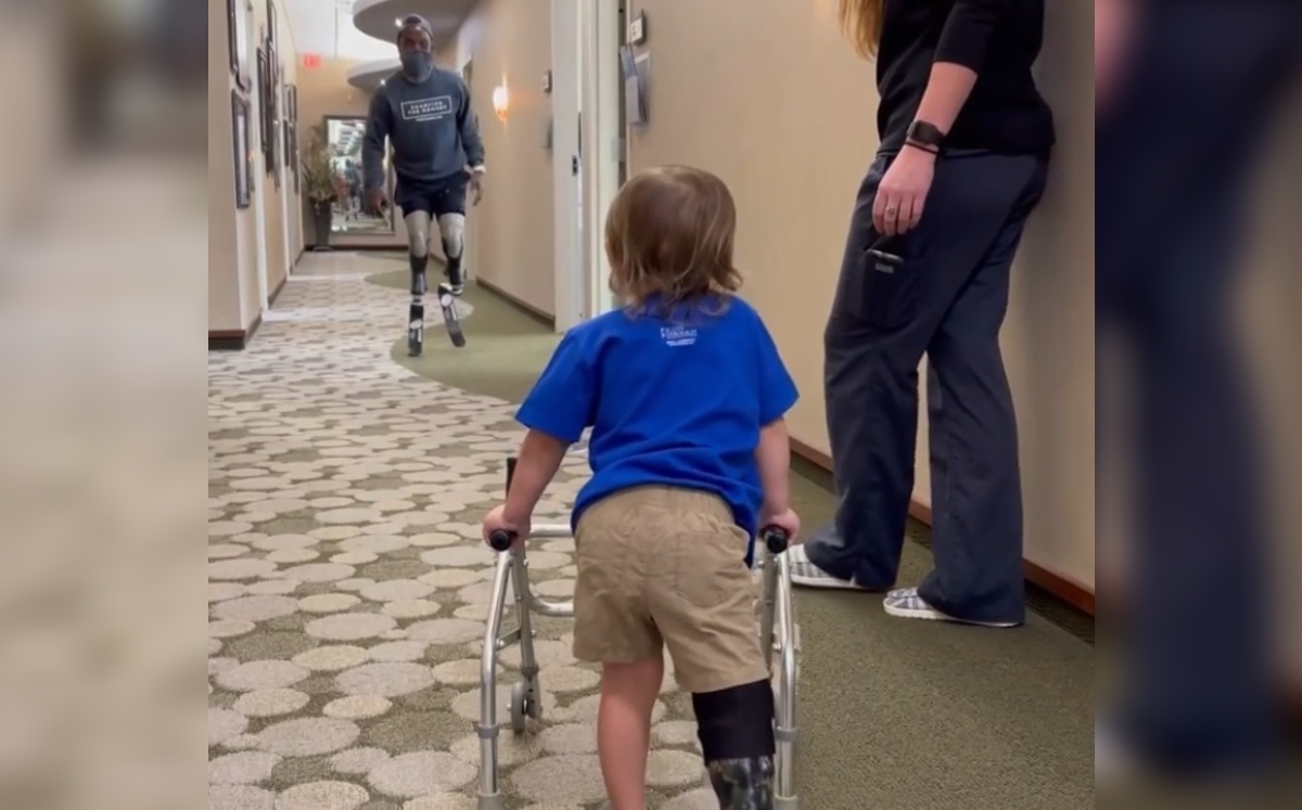 Atleta paralímpico enseña a niño de 2 años a caminar con su prótesis (Instagram @leepster)