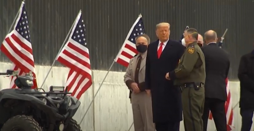 Donald Trump frente al muro fronterizo con México. | Captura video The Sun