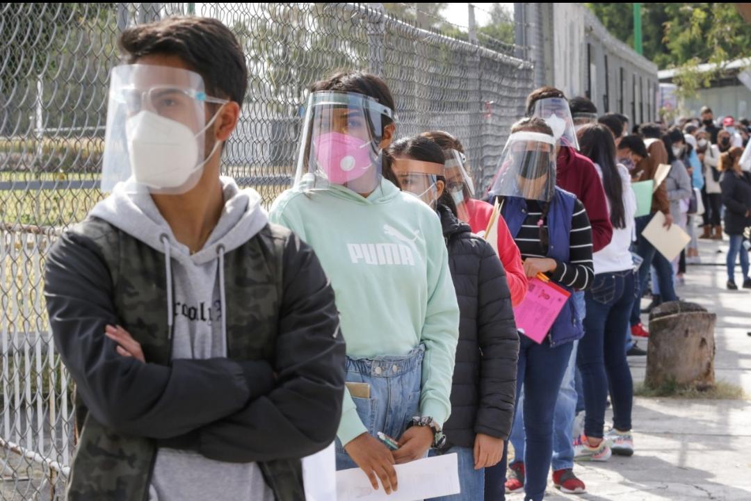 Estudiantes hacen largas filas para ingresar a examen de admisión. (Agencia Enfoque)