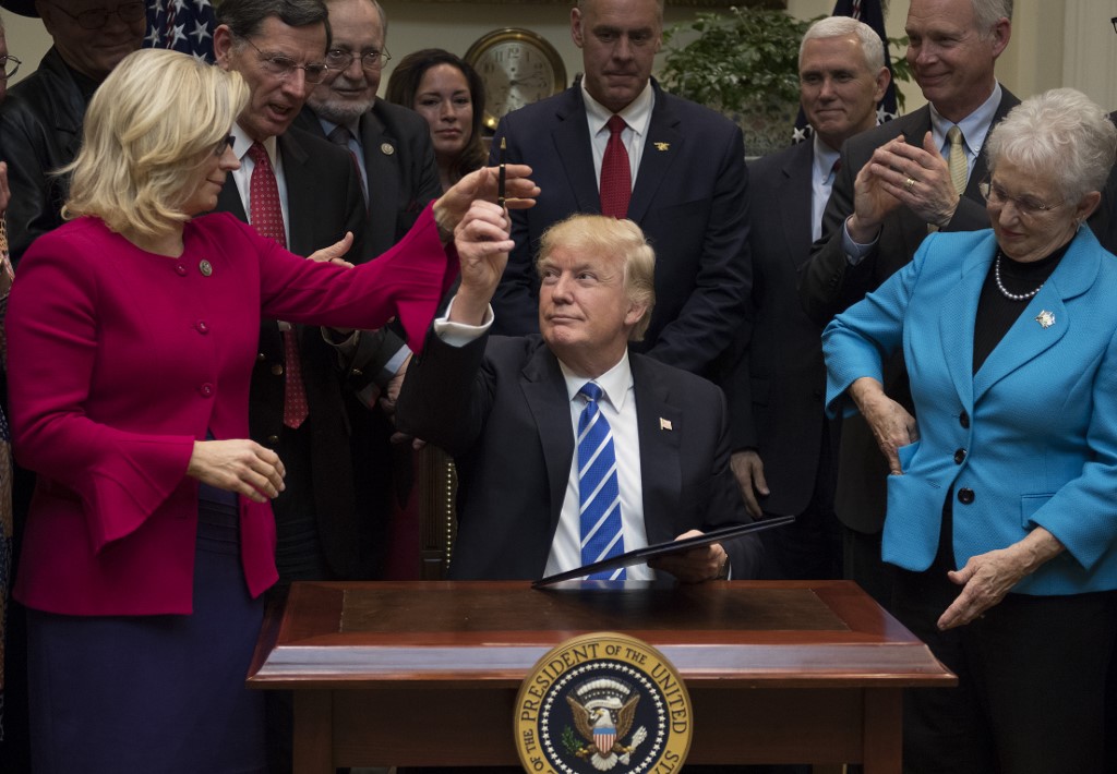 Liz Cheney (izq.) junto al presidente Donald Trump en la Oficina Oval. (AFP / Archivo)