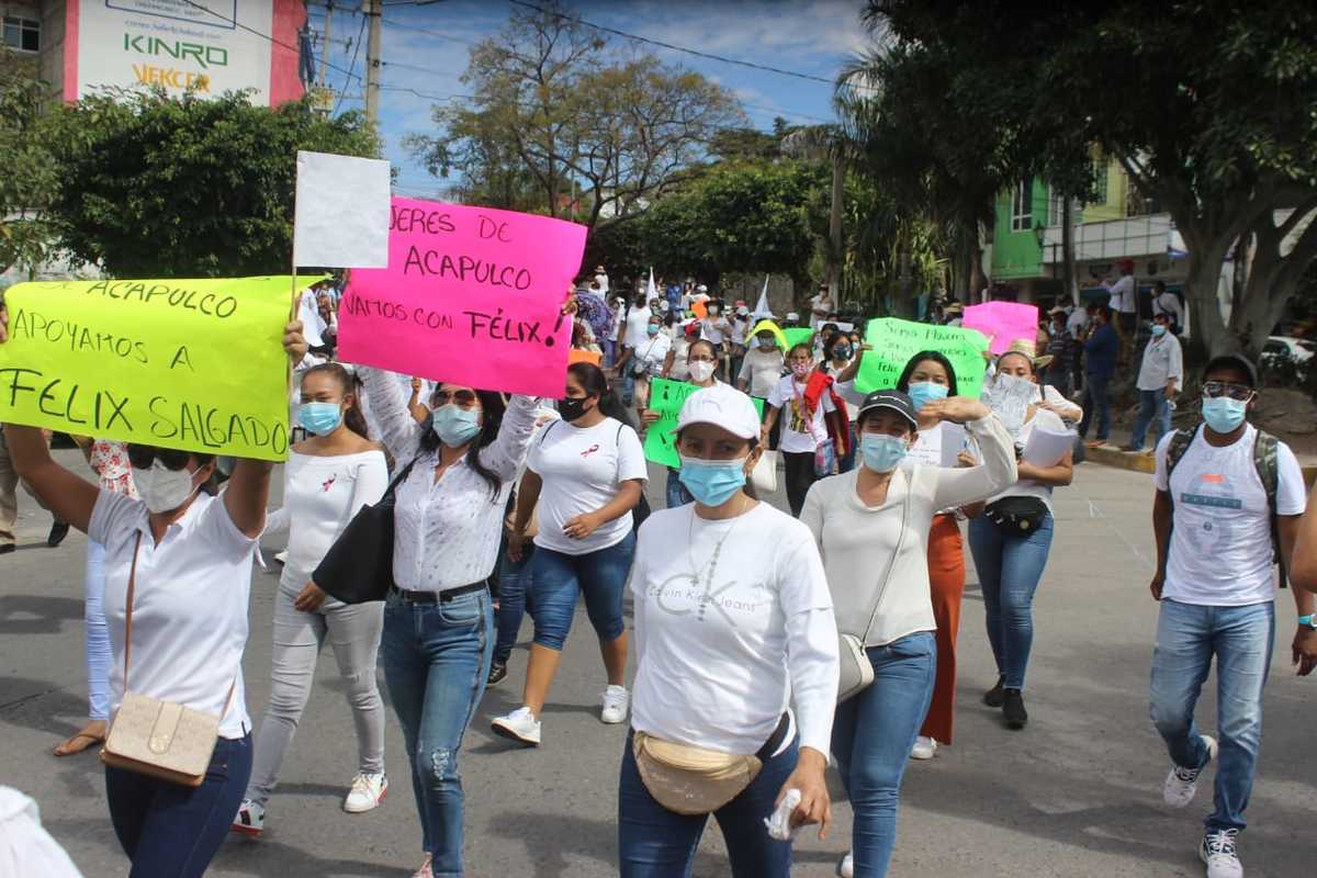 Las manifestantes iniciaron su recorrido en el parque Margarita Maza de Juárez. (Especial)
