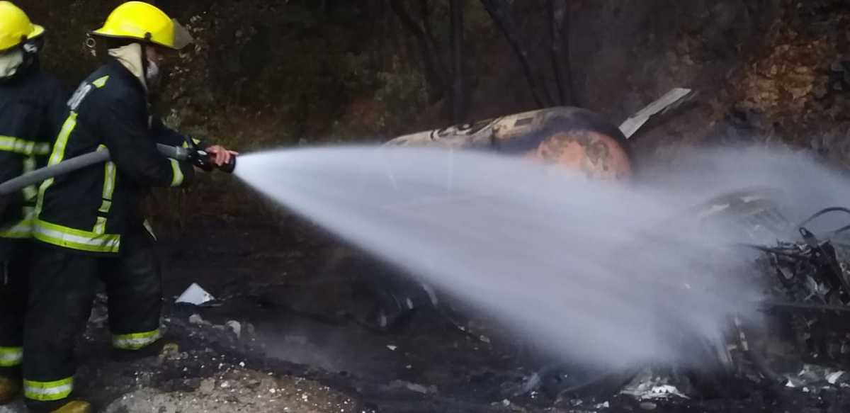 Pipa de gas incendiada sobre la carretera. (Cortesía)
