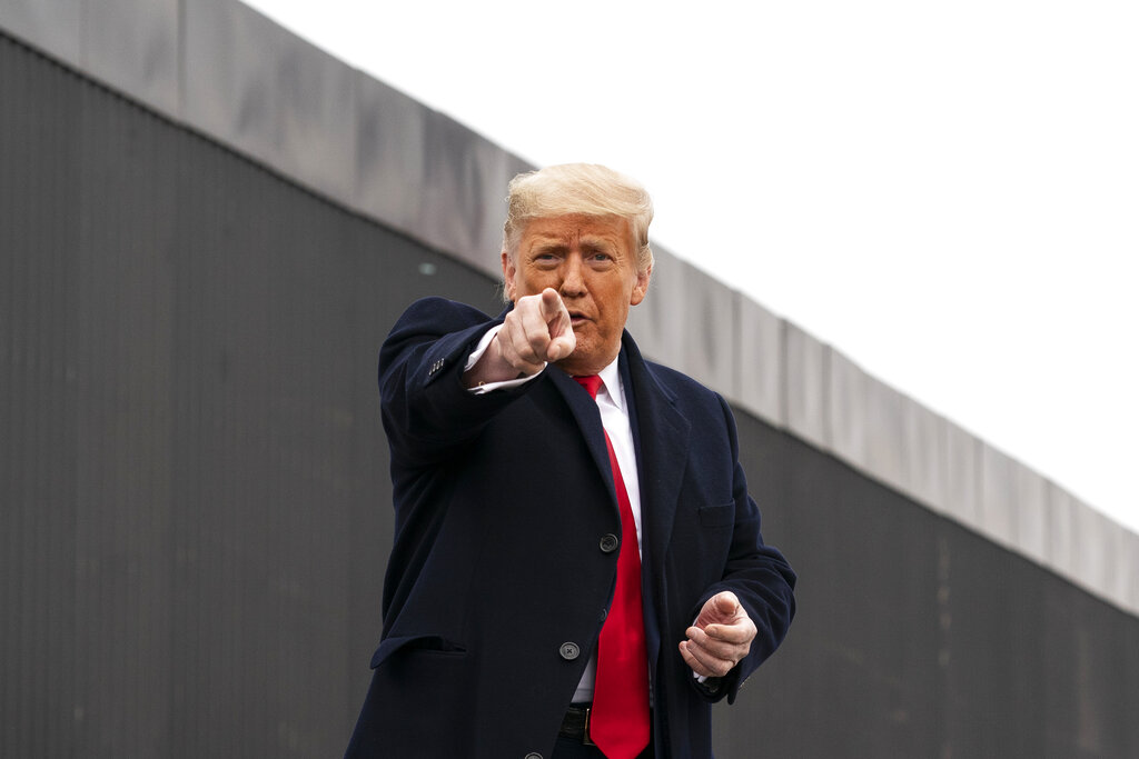 El presidente de Estados Unidos, Donald Trump, en su visita sobre la obra del muro fronterizo. (AP)